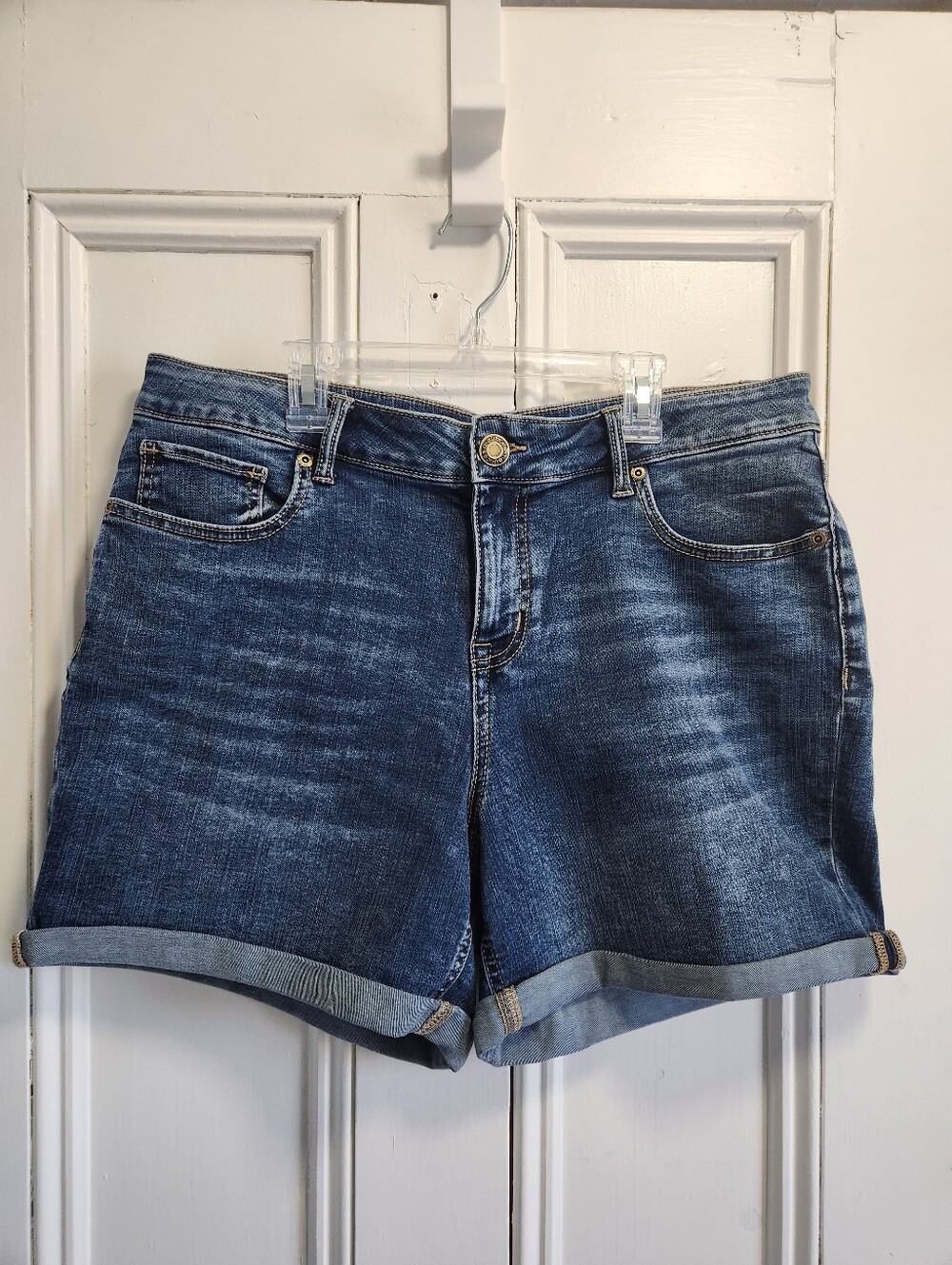 Maurices Mid Rise Medium Wash Denim Shorts - Size 14